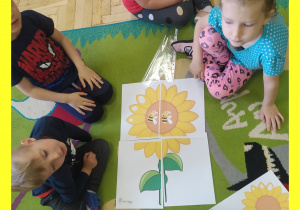 Dzieci z Krasnali biorą udział w zabawach związanych z pszczołami